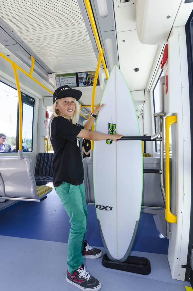 Surfbrett-Halter in der Straßenbahn der Gold Coast